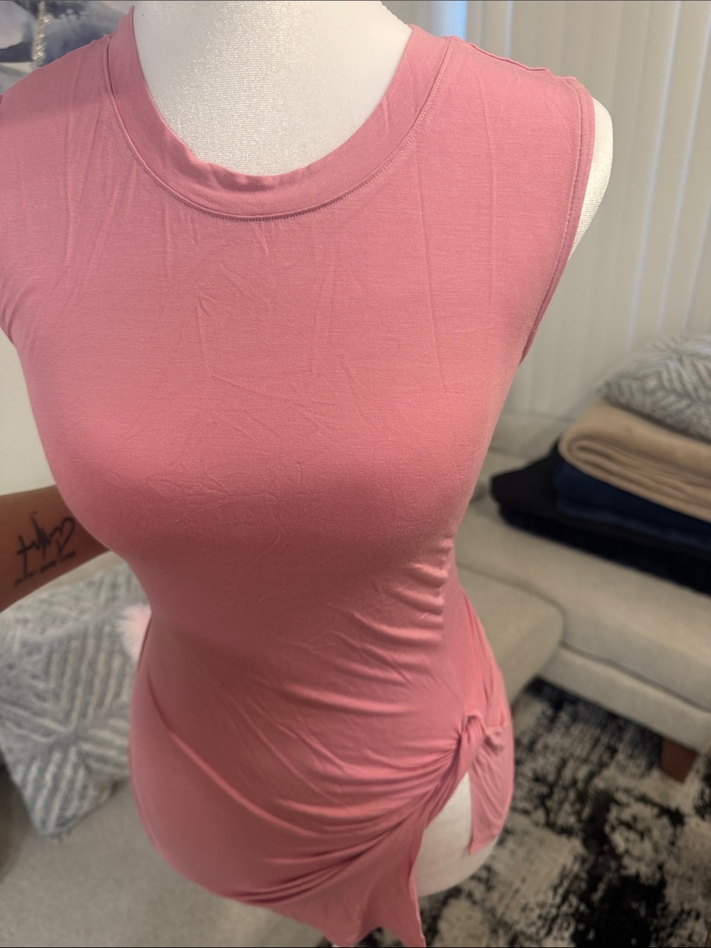 Express Sleeveless Tie-Side Tank Top in Rose